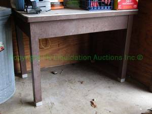 lot 11 image: Basic utility table 24 x 36 x 26