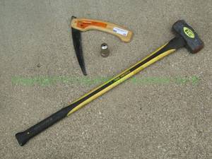 lot 25 image: Collins Axe 8 lb sledge hammer plus