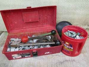 lot 33 image: Strapping clips and crimping tools