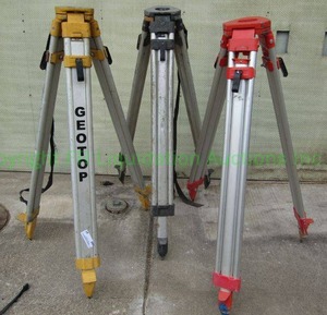 lot 41 image: Surveyors tri-pods for auto-levels including Geotop, CSTBerger