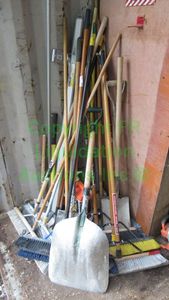 lot 285 image: Assorted shovels, brooms and other outdoor tools