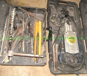 lot 87 image: Chicago Electric breaker hammer model 94882 plus bits
