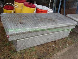 lot 163 image: Knaack weather guard diamond plate aluminum truck bed utility box model 117, 71 x 28 x 18