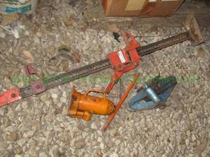 lot 173 image: Hi-Jac heavy duty farm jack, hydraulic bottle jack and Rally scissor jack
