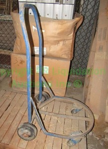lot 179 image: Trash can hand truck