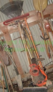 lot 185 image: Assorted gardening tools, brooms, rakes, plus