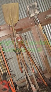lot 186 image: Assorted gardeningindustrial tools, shovels, scrapers, plus