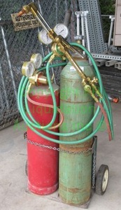 lot 328 image: Complete Oxy Acetylene welding system includes, torch, hoses, cart, tanks, regulators