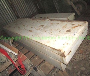 lot 197 image: Truck bed utility tool box 70 x 21 x 14