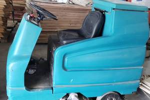 lot 9 image: Tennant 7100 32 with FaST Rider Floor Scrubber (Special Pick up Date Requested for Sat. Oct 24, Payment Needed by Oct. 20, 2020)
