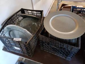 lot 433 image: Plastic Service Plate Trays, Decorative Service Bowl, Box of 50 Service Plates