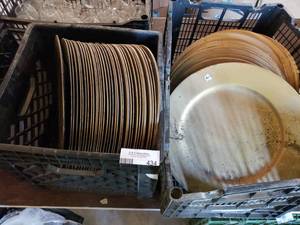 lot 434 image: 50 Plastic Plate Server, Gold