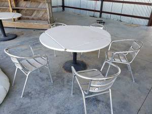 lot 492 image: 52 Round or 36 Square Table with Metal Base and 5 Metal Chairs