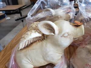 lot 499 image: Box of 4 Flying Pig Figurines