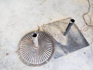 lot 508 image: 2 Heavy Weight Metal Umbrella Bases