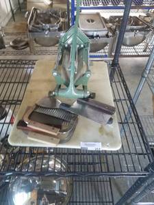 lot 251 image: Apple Slicer, Baking Cutting Tools