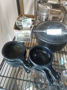 lot 252 image: Cast Iron Dutch Oven, 6 Plastic Soup Bowls