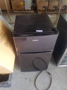 lot 269 image: Galanz Dorm Size RefrigeratorFreezer, Model GL31BK (was working when removed)