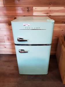 lot 139 image: Retro Style Magic Chef RefrigeratorFreezer Model HMCR320ME, mint green color