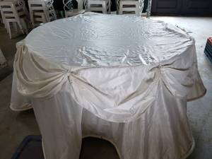 lot 520 image: 3 Round Table Clothes