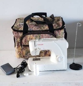 lot 404 image: Singer Sewing Machine with Attachments