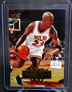 lot 203 image: 1995-96 MICHAEL JORDAN FLEER ULTRA GOLD MEDALLION #25 CHICAGO BULLS