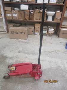 lot 240 image: PRO SERIES HYDRAULIC FLOOR JACK