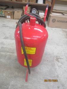 lot 232 image: CENTRAL PNEUMATIC PRESSURE ABRASIVE BLASTER&nbsp PSI 60 TO 125 PSI&nbsp&nbsp &nbsp&nbsp 95014 &nbsp &nbsp 110 LB CAPACITY &nbsp &nbsp &nbsp&nbsp