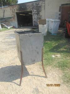 lot 338 image: SMALL HOMEMADE FEEDER