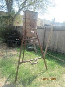 lot 339 image: 6FT TALL HOMEMADE FEEDER