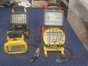 lot 463 image: TOTAL OF 4 PORTABLE HALOGEN WORK LIGHTS&nbsp
