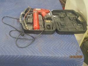 lot 486 image: OEM INDUSTRIAL BATTERY OPERATED GREASE GUN IN CASE WITH BATTERY AND CHARGER