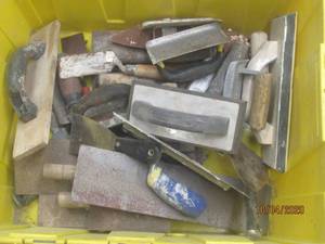 lot 502 image: GENEROUS AMOUNT OF TROWELS