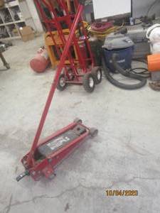 lot 505 image: HYDRAULIC JACK