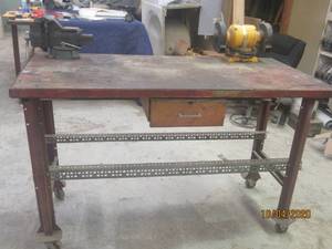 lot 440 image: METAL STURDY SHOP TABLE ON CASTERS WITH DEWALT GRINDER AND MOUNTED SWIVEL VISE