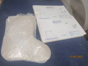 lot 515 image: LOT OF PLASTIC SANI-BOOTS