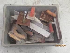 lot 537 image: GENEROUS AMOUNT OF FINISHING TROWELS&nbsp