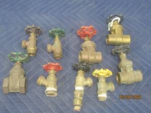 lot 569 image: TOTAL OF 9 PC BRASS GATE VALVE SWEAT ENDS REGULATORS&nbsp