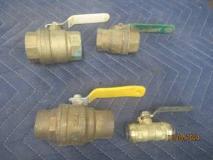 lot 576 image: TOTAL OF 4 BRASS BALL VALVES&nbsp