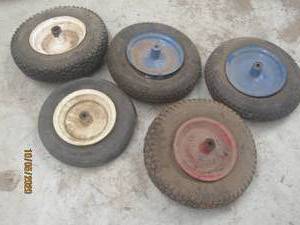 lot 586 image: 5 WHEEL BARREL TIRES