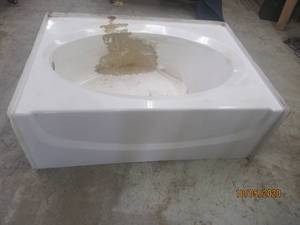 lot 605 image: TUB NEEDS CLEANING FROM BEING STORED