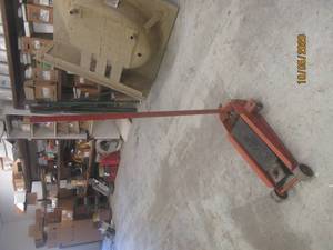 lot 610 image: HYDRAULIC JACK