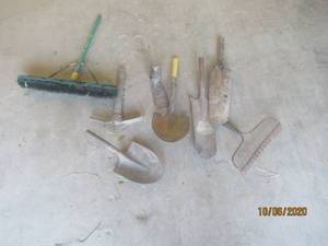 lot 623 image: 8 YARD TOOLS AND BROOM NO HANDLES