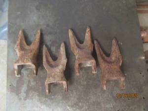 lot 626 image: 4 BACKHOE BUCKET TEETH