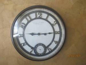 lot 640 image: WALL CLOCK