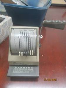 lot 654 image: VINTAGE ADDING MACHINE
