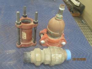 lot 713 image: TOTAL OF 3 ASSORTED STEEL COUPLINGS FORD BRASS&nbsp CTS METER COUPLING&nbsp