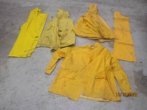 lot 715 image: 5 PC RAIN PROTECTION WEAR&nbsp3- RAIN COATS &nbsp 2 OVERALLS&nbsp