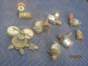 lot 717 image: TOTAL OF 8 COMPRESSED GAS REGULATORS&nbsp