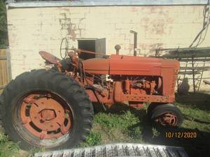 lot 327 image: VINTAGE 1940S FARMALL B MODEL TRACTOR